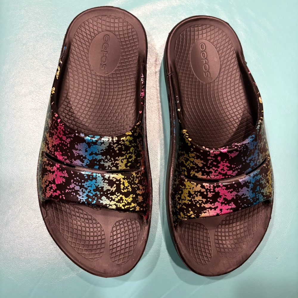 Like New Oofos OOaah Limited 80s Arcade Black Recovery Slide Sandals